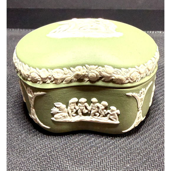 Wedgwood Vintage Green Jasperware Trinket Jewelry Box Keepsake Collectible - Picture 5 of 7